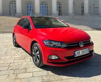 Vooraanzicht van een huurauto Volkswagen Polo op de luchthaven van Tirana, Albanië ✓ Auto #11501. ✓ Transmissie Automatisch TM ✓ 0 beoordelingen.