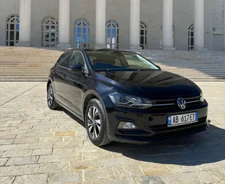 Vooraanzicht van een huurauto Volkswagen Polo op de luchthaven van Tirana, Albanië ✓ Auto #11502. ✓ Transmissie Automatisch TM ✓ 0 beoordelingen.