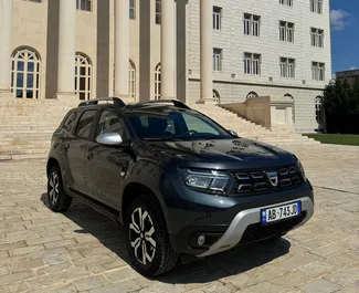 Vooraanzicht van een huurauto Dacia Duster op de luchthaven van Tirana, Albanië ✓ Auto #11504. ✓ Transmissie Handmatig TM ✓ 0 beoordelingen.