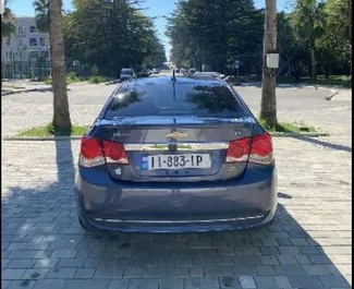 Chevrolet Cruze 2015 beschikbaar voor verhuur op de luchthaven van Koetaisi, met een kilometerlimiet van onbeperkt.
