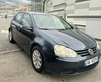 Vooraanzicht van een huurauto Volkswagen Golf 5 op de luchthaven van Tirana, Albanië ✓ Auto #11936. ✓ Transmissie Automatisch TM ✓ 0 beoordelingen.