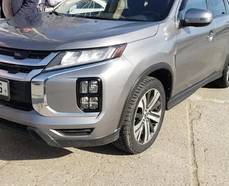 Vooraanzicht van een huurauto Mitsubishi Outlander Sport op de luchthaven van Koetaisi, Georgië ✓ Auto #12031. ✓ Transmissie Automatisch TM ✓ 0 beoordelingen.