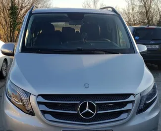 Vooraanzicht van een huurauto Mercedes-Benz Vito Tourer Pro op de luchthaven van Koetaisi, Georgië ✓ Auto #12028. ✓ Transmissie Automatisch TM ✓ 0 beoordelingen.