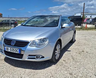 Vooraanzicht van een huurauto Volkswagen Eos op de luchthaven van Tirana, Albanië ✓ Auto #10123. ✓ Transmissie Handmatig TM ✓ 0 beoordelingen.