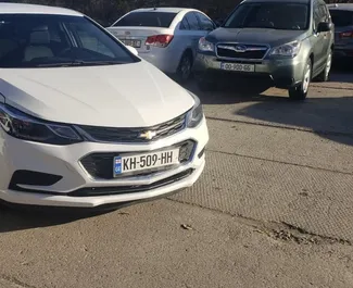 Vooraanzicht van een huurauto Chevrolet Cruze op de luchthaven van Koetaisi, Georgië ✓ Auto #12027. ✓ Transmissie Automatisch TM ✓ 0 beoordelingen.