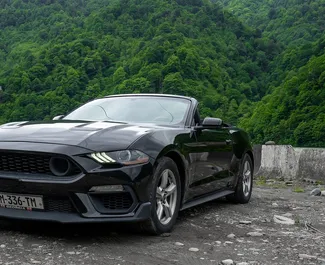 Vooraanzicht van een huurauto Ford Mustang Cabrio in Batumi, Georgië ✓ Auto #12047. ✓ Transmissie Automatisch TM ✓ 0 beoordelingen.