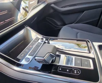 Interieur van Audi Q7 te huur in Spanje. Een geweldige auto met 5 zitplaatsen en een Automatisch transmissie.