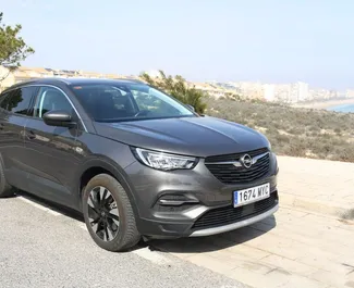 Vooraanzicht van een huurauto Opel Grandland X in Alicante, Spanje ✓ Auto #11725. ✓ Transmissie Automatisch TM ✓ 0 beoordelingen.