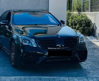 Vooraanzicht van een huurauto Mercedes-Benz S500 in Alicante, Spanje ✓ Auto #12093. ✓ Transmissie Automatisch TM ✓ 0 beoordelingen.