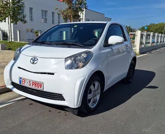 Vooraanzicht van een huurauto Toyota Iq op de luchthaven van Tirana, Albanië ✓ Auto #11925. ✓ Transmissie Handmatig TM ✓ 0 beoordelingen.