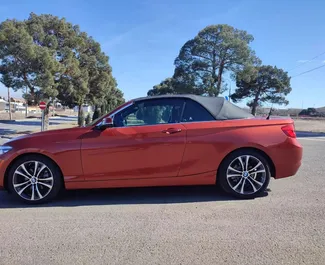 Interieur van BMW 230xi Cabrio te huur in Georgië. Een geweldige auto met 4 zitplaatsen en een Automatisch transmissie.