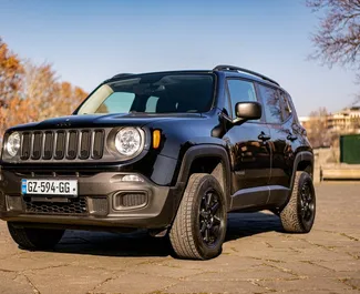 Vooraanzicht van een huurauto Jeep Renegade in Batumi, Georgië ✓ Auto #12272. ✓ Transmissie Automatisch TM ✓ 0 beoordelingen.