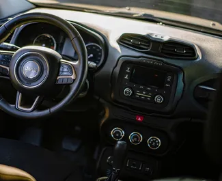 Interieur van Jeep Renegade te huur in Georgië. Een geweldige auto met 5 zitplaatsen en een Automatisch transmissie.