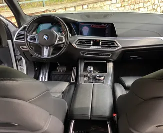 Interieur van BMW X5 te huur in Montenegro. Een geweldige auto met 5 zitplaatsen en een Automatisch transmissie.