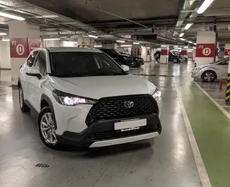 Vooraanzicht van een huurauto Toyota Corolla Cross in Bakoe, Azerbeidzjan ✓ Auto #12184. ✓ Transmissie Automatisch TM ✓ 0 beoordelingen.