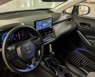 Autohuur Toyota Corolla Cross 2023 in in Azerbeidzjan, met Hybride brandstof en 195 pk ➤ Vanaf 100 AZN per dag.