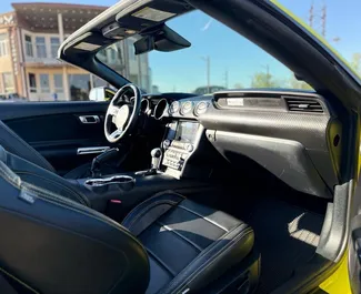 Benzine motor van 2,3L van Ford Mustang Cabrio 2022 te huur in Tbilisi.