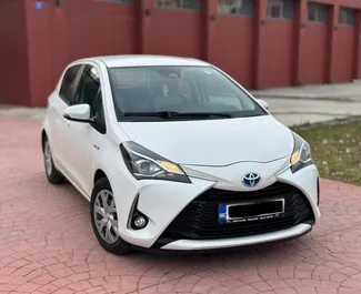 Vooraanzicht van een huurauto Toyota Yaris in Becici, Montenegro ✓ Auto #10337. ✓ Transmissie Automatisch TM ✓ 1 beoordelingen.