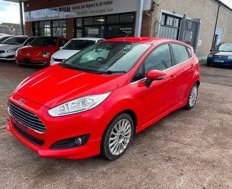 Vooraanzicht van een huurauto Ford Fiesta Ecoboost in Budva, Montenegro ✓ Auto #12505. ✓ Transmissie Automatisch TM ✓ 0 beoordelingen.