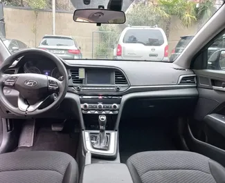 Vooraanzicht van een huurauto Hyundai Elantra op de luchthaven van Tbilisi, Georgië ✓ Auto #12222. ✓ Transmissie Automatisch TM ✓ 0 beoordelingen.