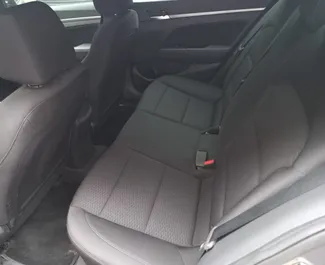 Benzine motor van 2,0L van Hyundai Elantra 2019 te huur op de luchthaven van Tbilisi.