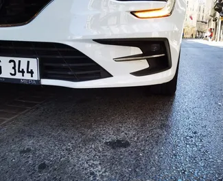 Benzine motor van 1,3L van Renault Megane Sedan 2024 te huur in Istanbul.