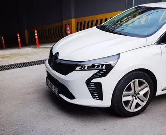 Vooraanzicht van een huurauto Renault Clio 5 in Istanbul, Turkije ✓ Auto #12344. ✓ Transmissie Automatisch TM ✓ 0 beoordelingen.