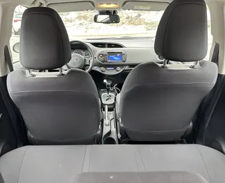 Interieur van Toyota Yaris te huur in Montenegro. Een geweldige auto met 5 zitplaatsen en een Automatisch transmissie.