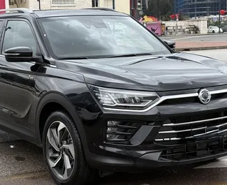 Vooraanzicht van een huurauto SsangYong Korando Turismo in Tirana, Albanië ✓ Auto #12328. ✓ Transmissie Automatisch TM ✓ 0 beoordelingen.