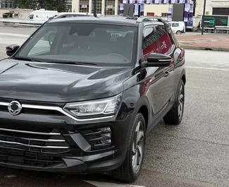 Autohuur SsangYong Korando Turismo 2023 in in Albanië, met Benzine brandstof en 140 pk ➤ Vanaf 30 EUR per dag.