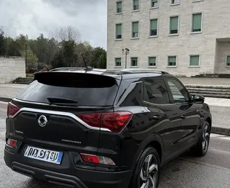 Benzine motor van 1,5L van SsangYong Korando Turismo 2023 te huur in Tirana.