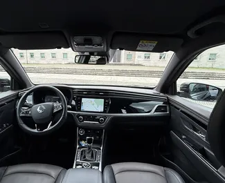 SsangYong Korando Turismo 2023 beschikbaar voor verhuur in Tirana, met een kilometerlimiet van onbeperkt.