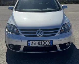Vooraanzicht van een huurauto Volkswagen Golf Plus in Durrës, Albanië ✓ Auto #10137. ✓ Transmissie Handmatig TM ✓ 1 beoordelingen.