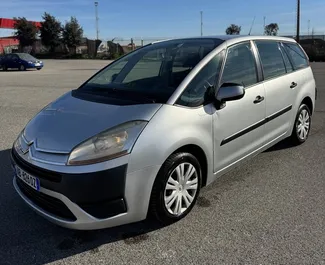 Vooraanzicht van een huurauto Citroen C4 Grand Picasso in Durrës, Albanië ✓ Auto #10495. ✓ Transmissie Automatisch TM ✓ 0 beoordelingen.