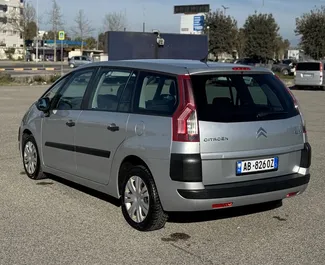 Interieur van Citroen C4 Grand Picasso te huur in Albanië. Een geweldige auto met 7 zitplaatsen en een Automatisch transmissie.
