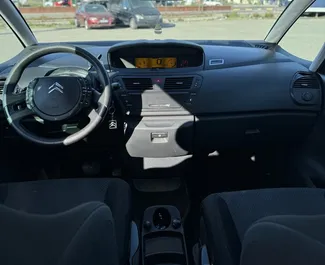 Citroen C4 Grand Picasso 2010 beschikbaar voor verhuur in Durrës, met een kilometerlimiet van onbeperkt.