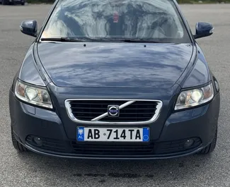 Vooraanzicht van een huurauto Volvo S40 in Durrës, Albanië ✓ Auto #11767. ✓ Transmissie Automatisch TM ✓ 0 beoordelingen.