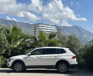 Vooraanzicht van een huurauto Volkswagen Tiguan in Becici, Montenegro ✓ Auto #10338. ✓ Transmissie Automatisch TM ✓ 0 beoordelingen.