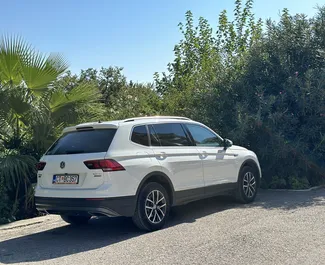 Volkswagen Tiguan 2020 beschikbaar voor verhuur in Becici, met een kilometerlimiet van onbeperkt.