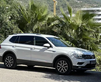 Interieur van Volkswagen Tiguan te huur in Montenegro. Een geweldige auto met 7 zitplaatsen en een Automatisch transmissie.