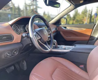 Interieur van Maserati Levante S te huur in Georgië. Een geweldige auto met 5 zitplaatsen en een Automatisch transmissie.