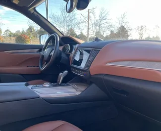 Benzine motor van 3,0L van Maserati Levante S 2022 te huur in Tbilisi.