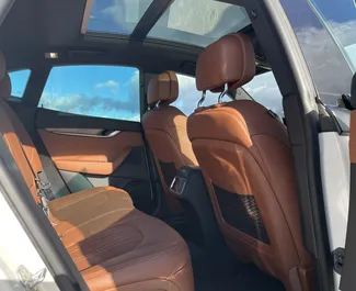 Interieur van Maserati Levante S te huur in Georgië. Een geweldige auto met 5 zitplaatsen en een Automatisch transmissie.