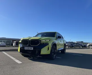 Interieur van BMW XM te huur in Georgië. Een geweldige auto met 5 zitplaatsen en een Automatisch transmissie.