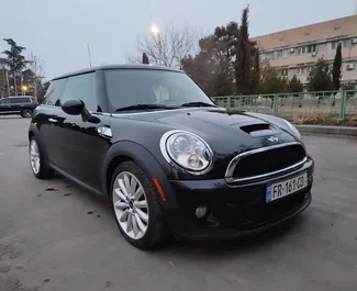 Vooraanzicht van een huurauto Mini Cooper S in Tbilisi, Georgië ✓ Auto #12223. ✓ Transmissie Automatisch TM ✓ 0 beoordelingen.