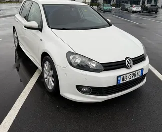 Vooraanzicht van een huurauto Volkswagen Golf 6 in Durrës, Albanië ✓ Auto #12376. ✓ Transmissie Automatisch TM ✓ 0 beoordelingen.