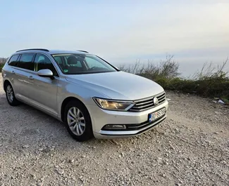 Vooraanzicht van een huurauto Volkswagen Passat Variant in Budva, Montenegro ✓ Auto #12897. ✓ Transmissie Automatisch TM ✓ 0 beoordelingen.