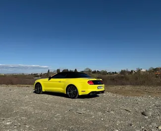 Vooraanzicht van een huurauto Ford Mustang Cabrio in Tbilisi, Georgië ✓ Auto #12494. ✓ Transmissie Automatisch TM ✓ 0 beoordelingen.