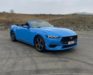 Vooraanzicht van een huurauto Ford Mustang Cabrio in Tbilisi, Georgië ✓ Auto #12226. ✓ Transmissie Automatisch TM ✓ 0 beoordelingen.