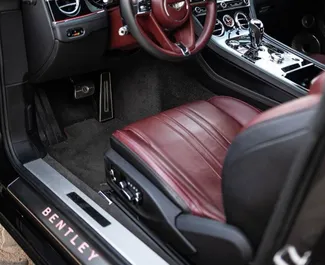 Interieur van Bentley Continental GTC te huur in Spanje. Een geweldige auto met 4 zitplaatsen en een Automatisch transmissie.